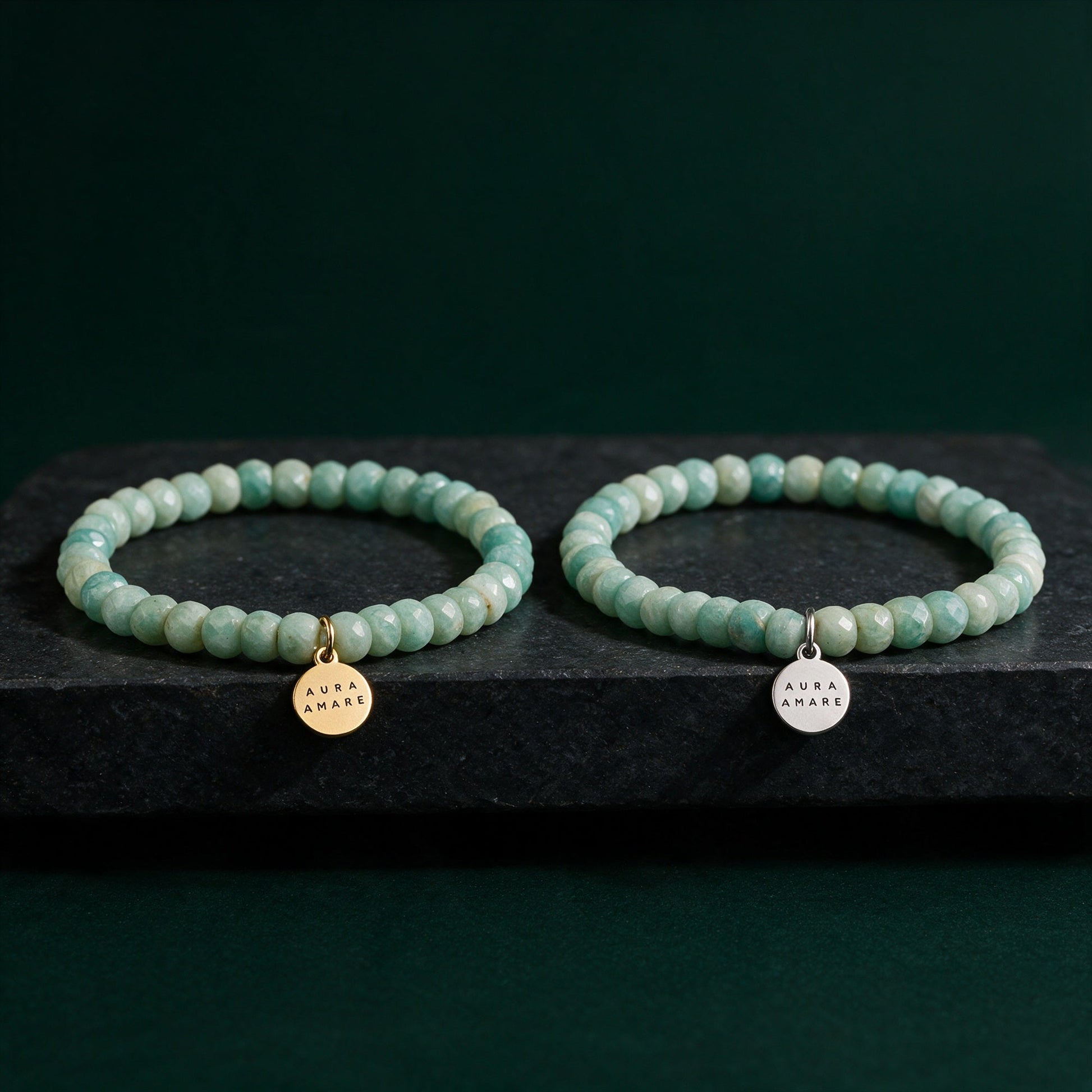 Kinder Amazonit Armband in Gold und Silber von AURA AMARE vor tiefem Smaragdgrün