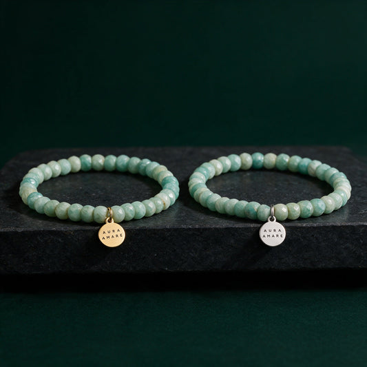 Kinder Amazonit Armband in Gold und Silber von AURA AMARE vor tiefem Smaragdgrün