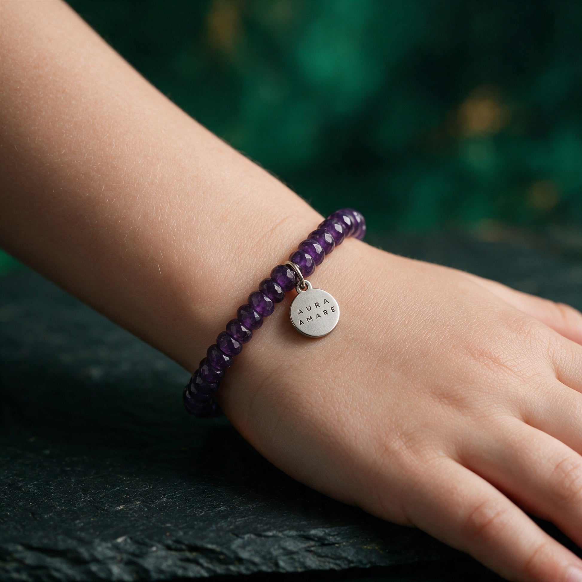 Kinder Amethyst Armband in Silber am Handgelenk in einer eleganten Anwendungsszene