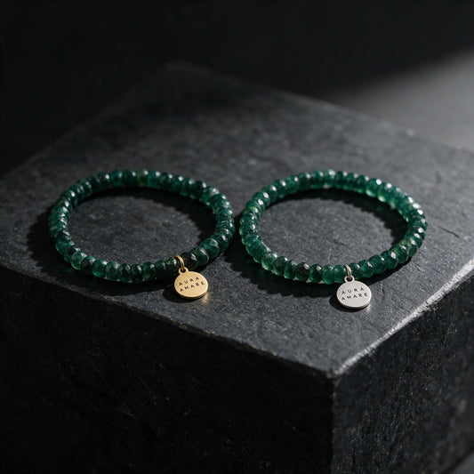 Kinder Aventurin Armband in Gold und Silber von AURA AMARE vor tiefem Smaragdgrün