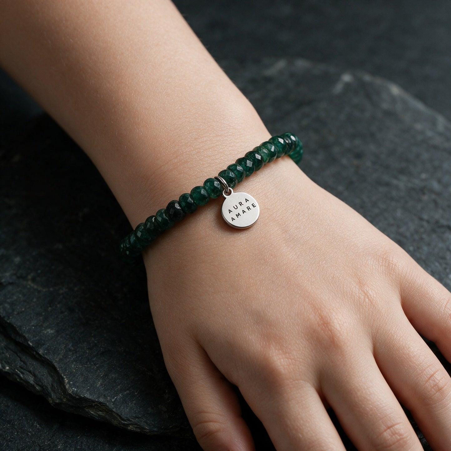 Kinder Aventurin Armband in Silber am Handgelenk in einer eleganten Anwendungsszene