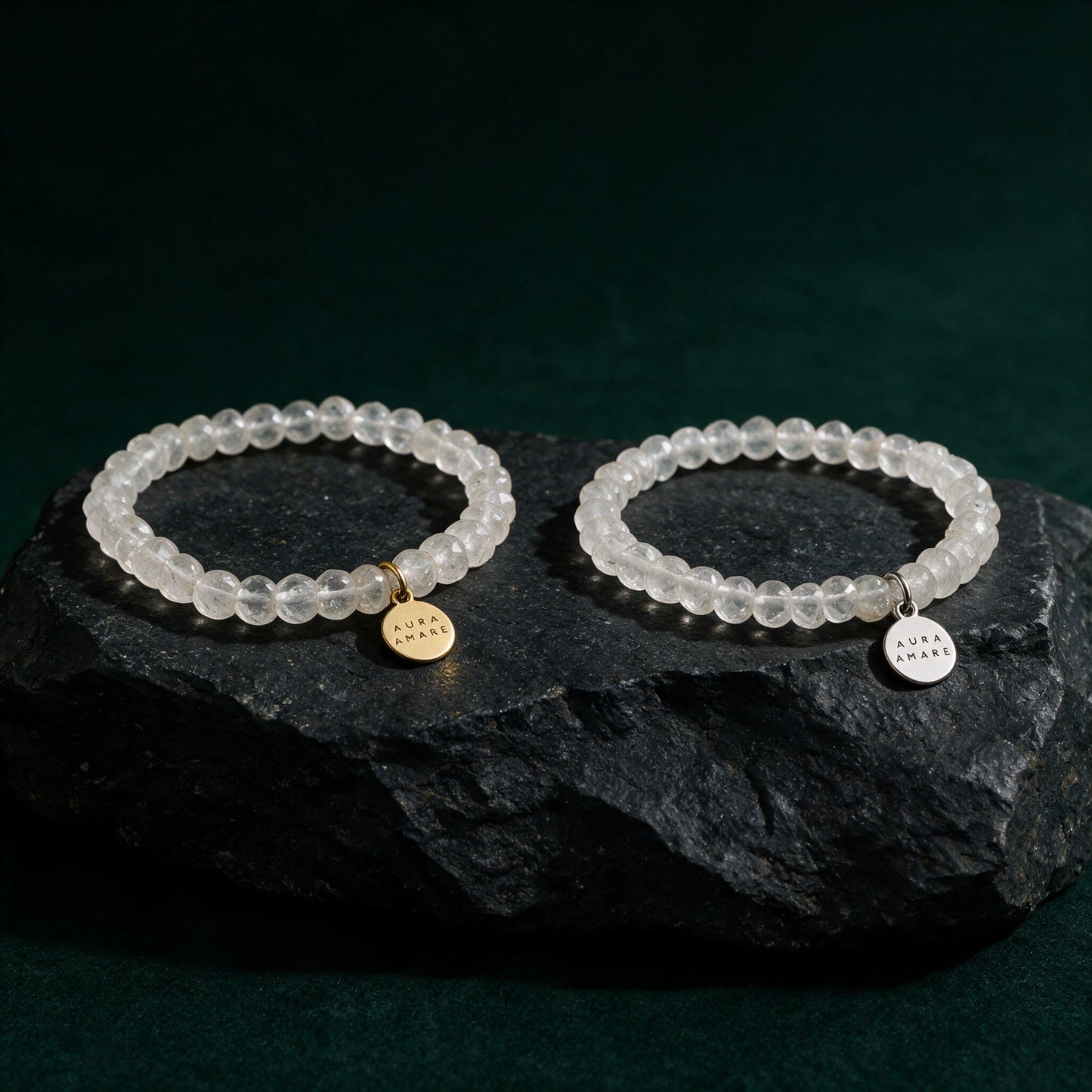Kinder Bergkristall Armband in Gold und Silber von AURA AMARE vor tiefem Smaragdgrün