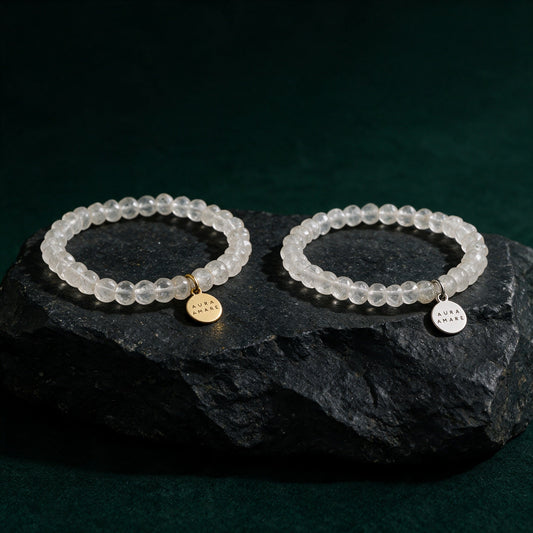 Kinder Bergkristall Armband in Gold und Silber von AURA AMARE vor tiefem Smaragdgrün