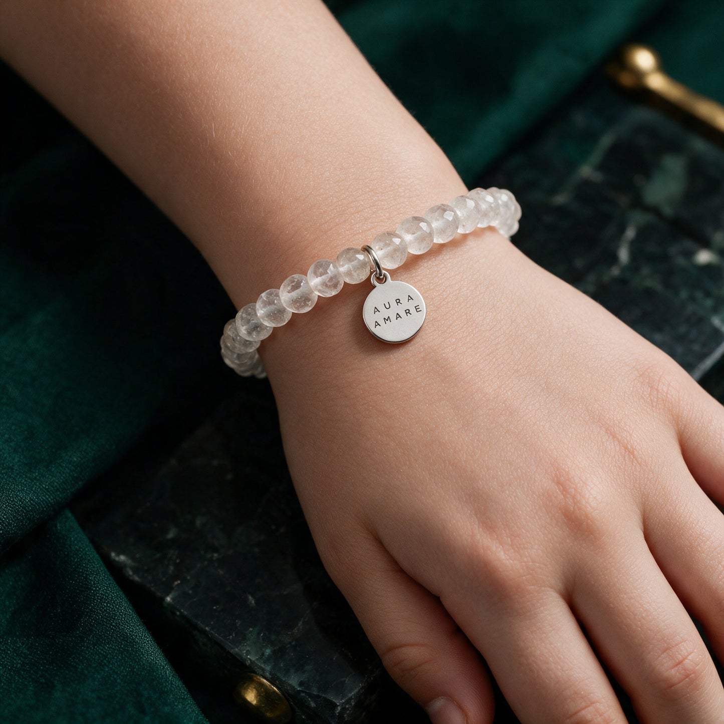 Kinder Bergkristall Armband in Silber am Handgelenk in einer eleganten Anwendungsszene