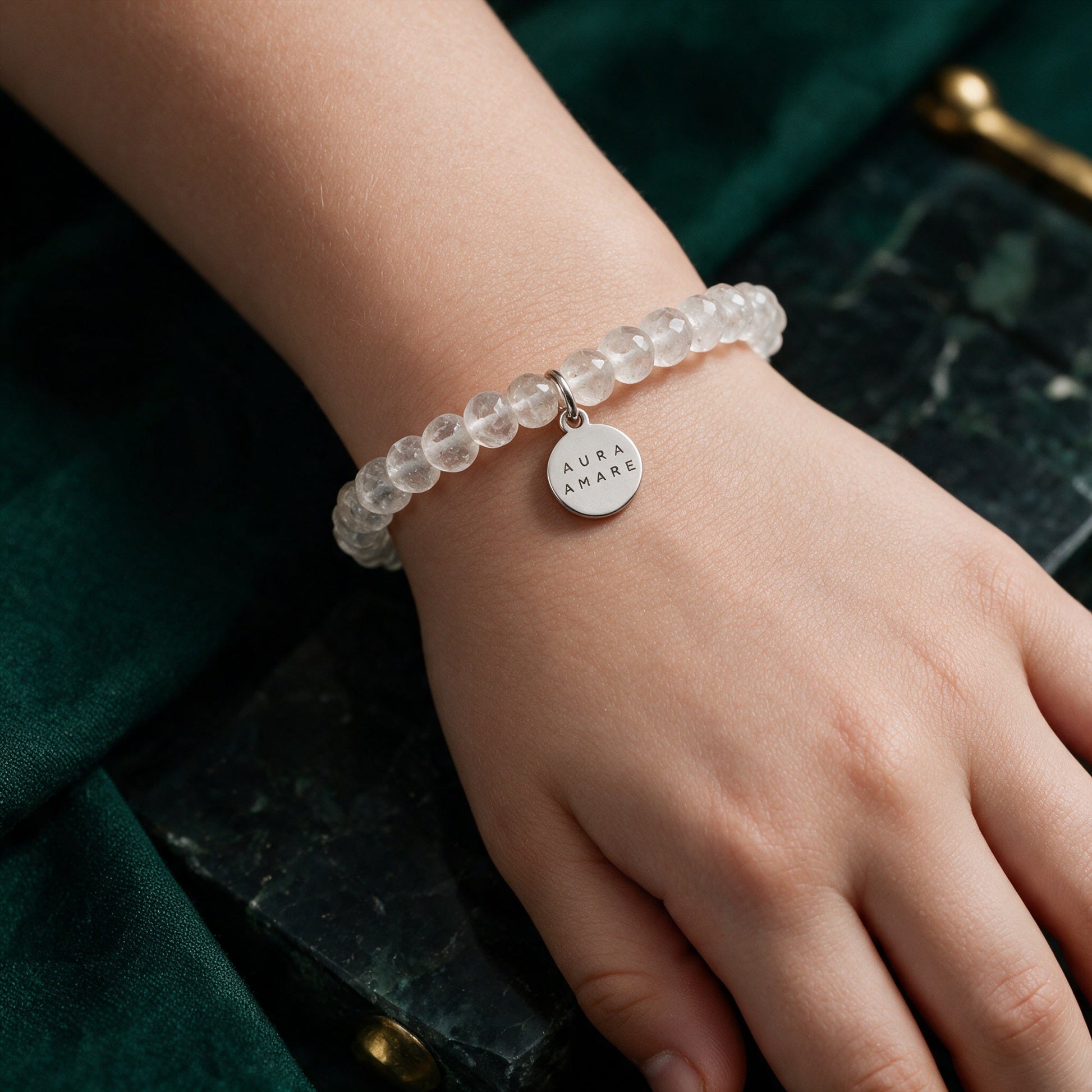 Kinder Bergkristall Armband in Silber am Handgelenk in einer eleganten Anwendungsszene
