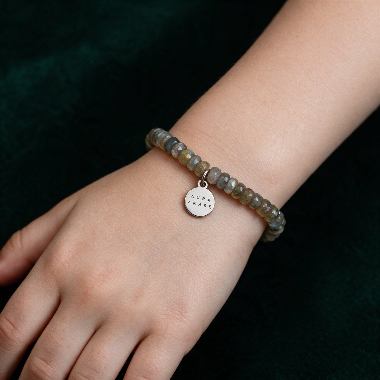 Kinder Labradorit Armband in Silber am Handgelenk in einer eleganten Anwendungsszene