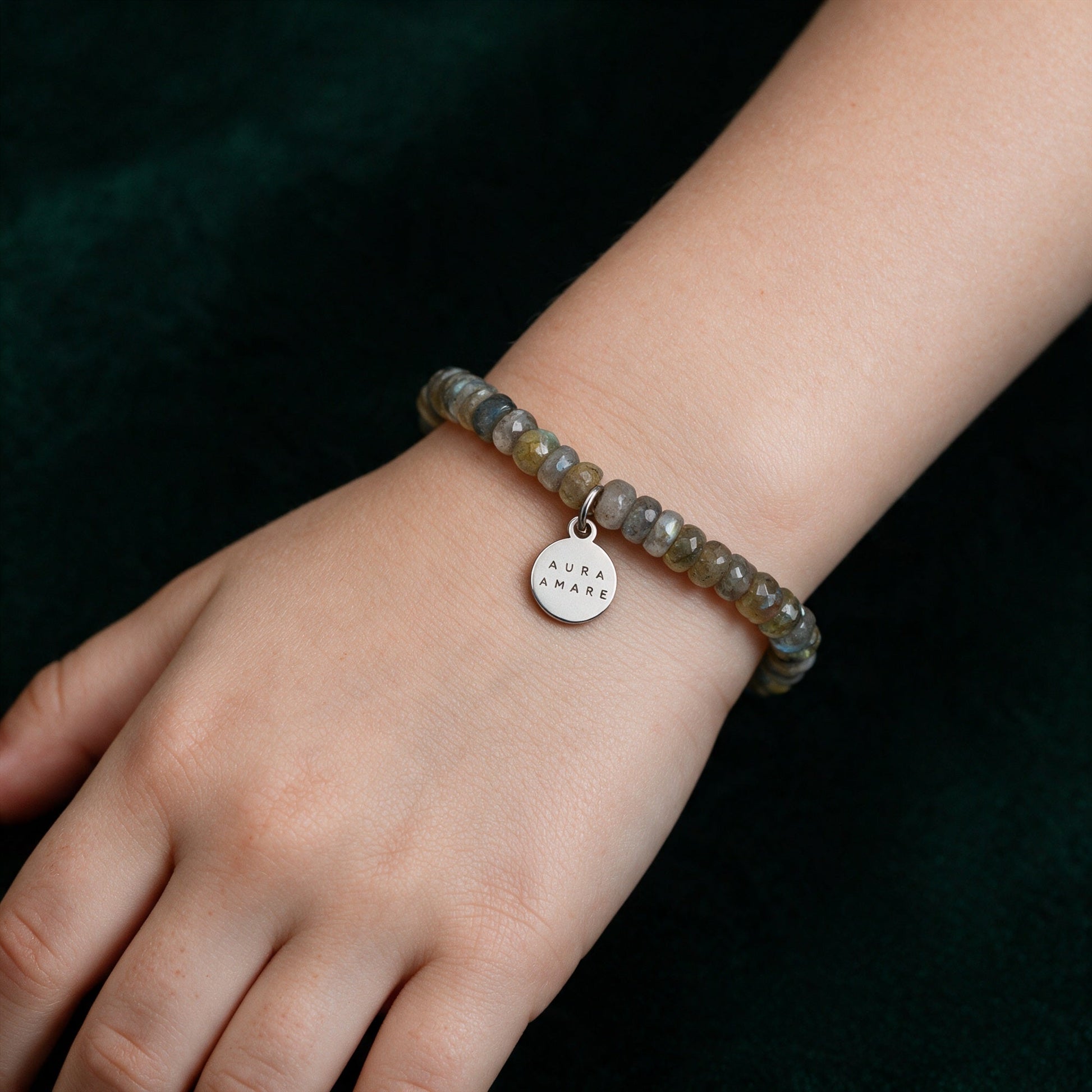 Kinder Labradorit Armband in Silber am Handgelenk in einer eleganten Anwendungsszene