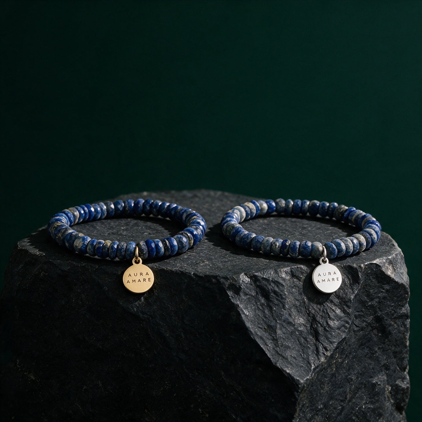 Kinder Lapislazuli Armband in Gold und Silber von AURA AMARE vor tiefem Smaragdgrün
