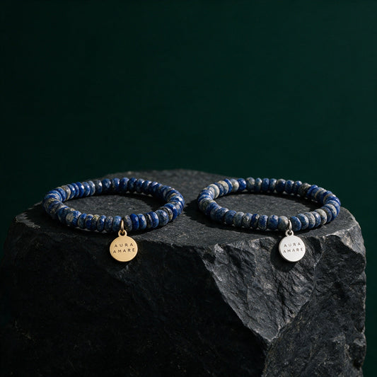 Kinder Lapislazuli Armband in Gold und Silber von AURA AMARE vor tiefem Smaragdgrün