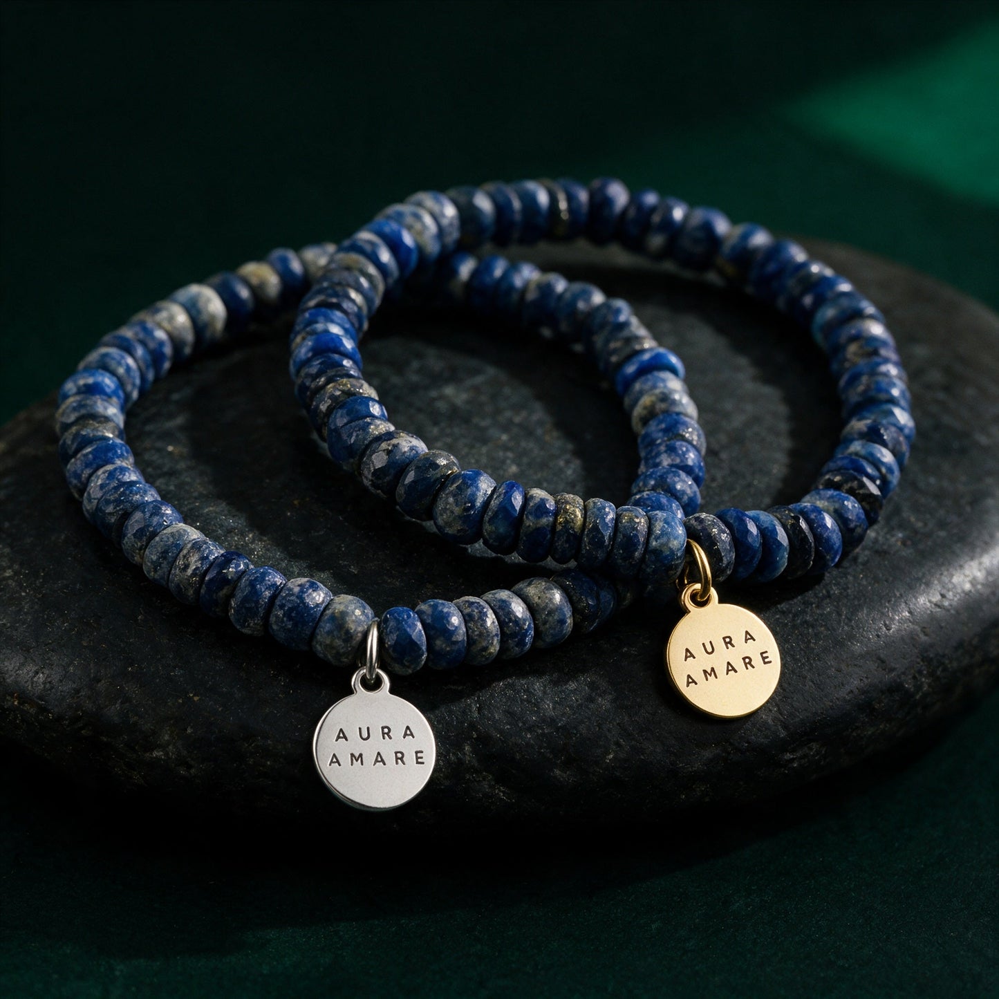 Detailansicht des Kinder Lapislazuli Armband mit originalgetreuen Edelsteinperlen und Schmuckelementen