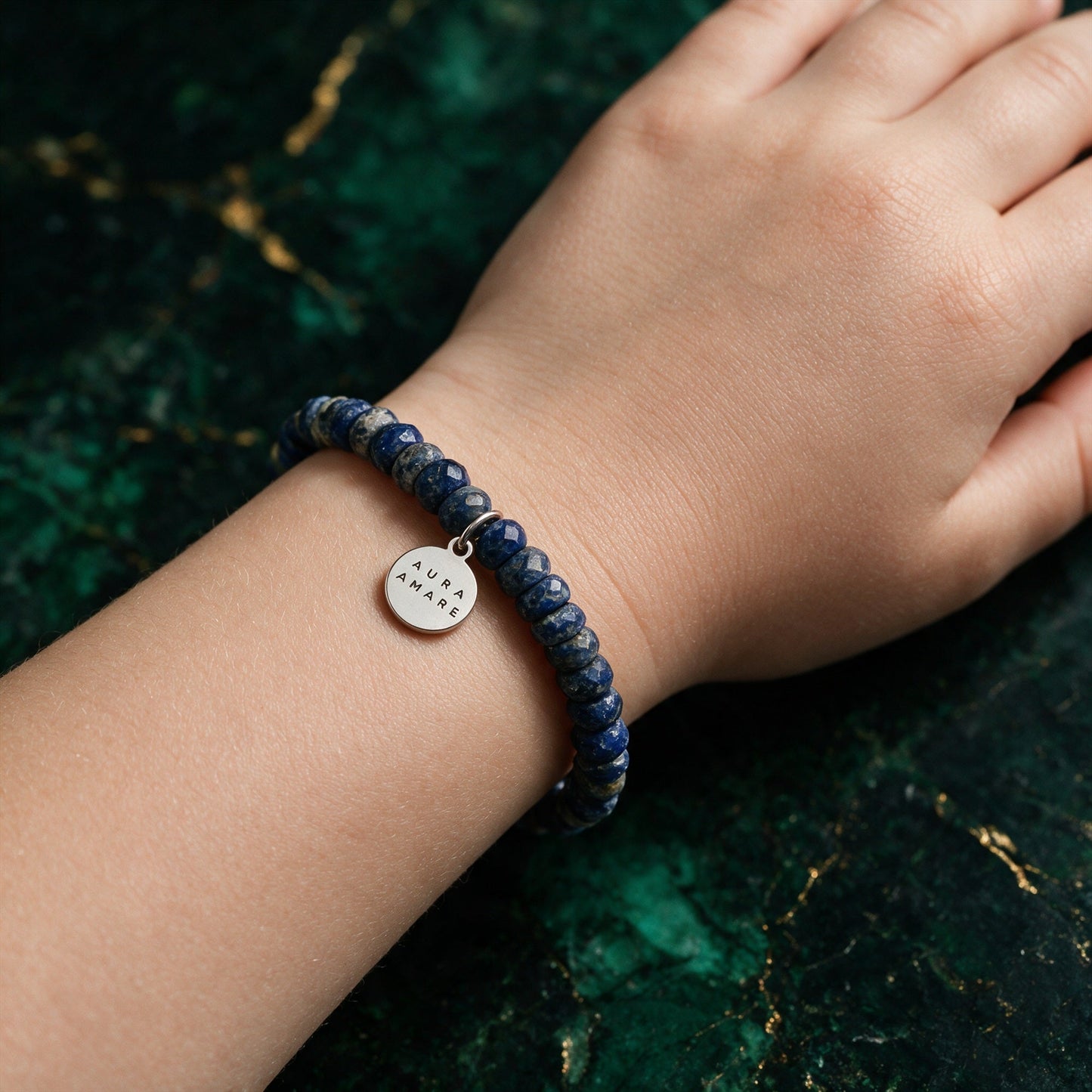Kinder Lapislazuli Armband in Silber am Handgelenk in einer eleganten Anwendungsszene