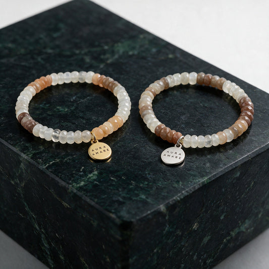 Kinder Mondstein Armband in Gold und Silber von AURA AMARE vor tiefem Smaragdgrün