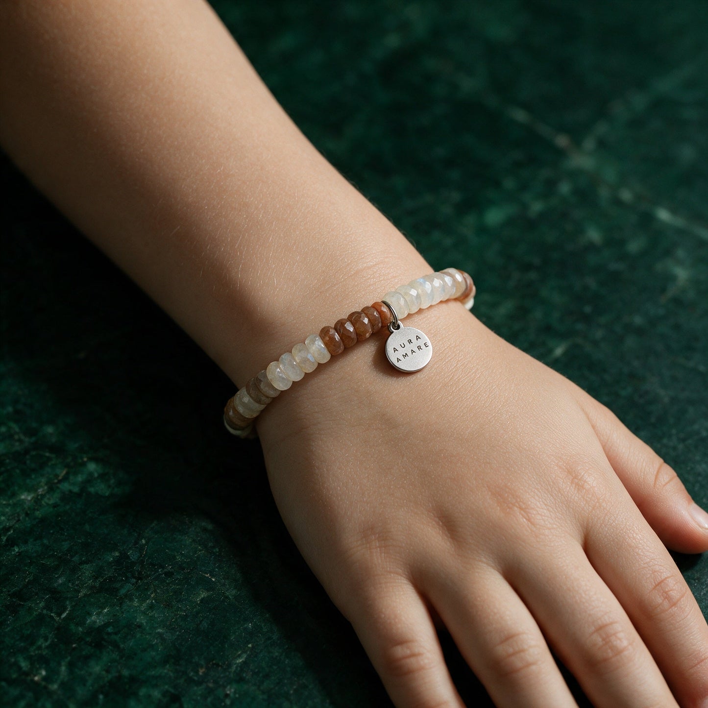 Kinder Mondstein Armband in Silber am Handgelenk in einer eleganten Anwendungsszene