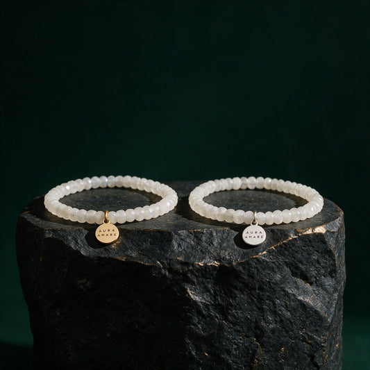 Kinder Regenbogen-Mondstein Armband in Gold und Silber von AURA AMARE vor tiefem Smaragdgrün
