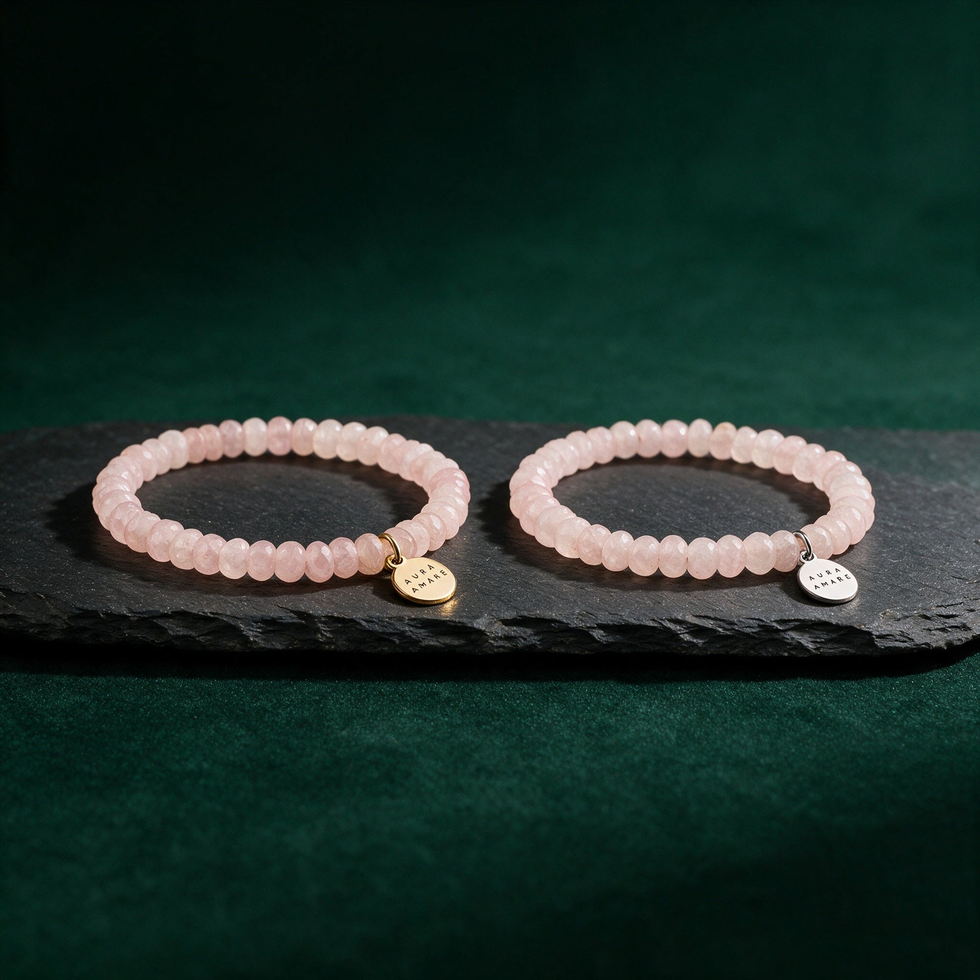 Kinder Rosenquarz Armband in Gold und Silber von AURA AMARE vor tiefem Smaragdgrün