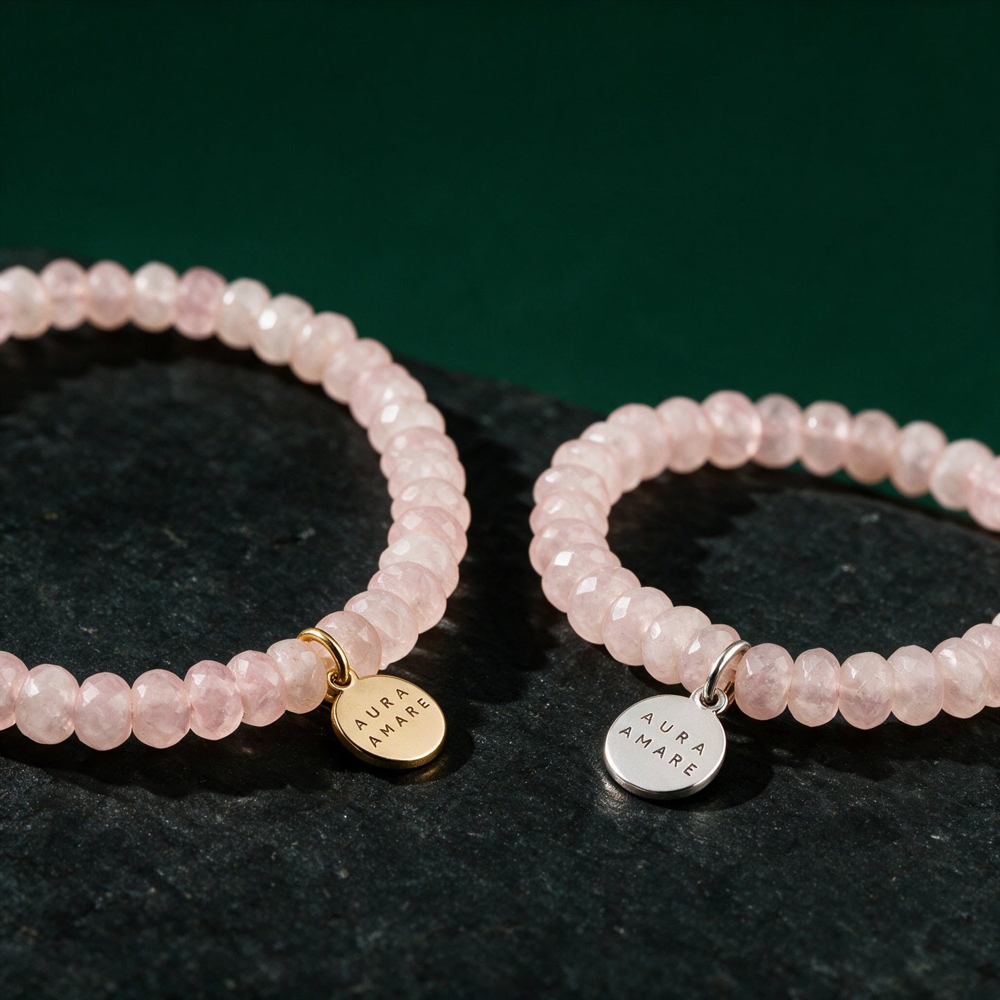 Detailansicht des Kinder Rosenquarz Armband mit originalgetreuen Edelsteinperlen und Schmuckelementen