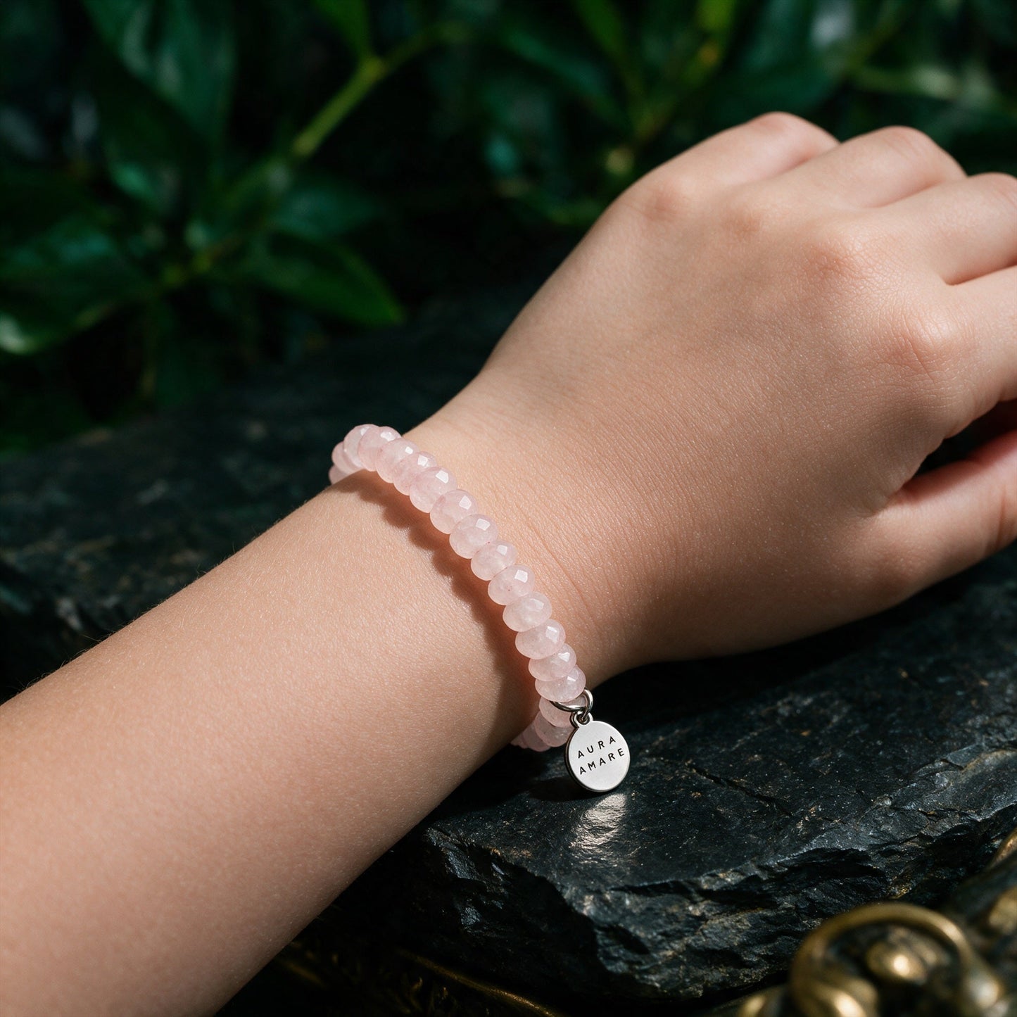 Kinder Rosenquarz Armband in Silber am Handgelenk in einer eleganten Anwendungsszene