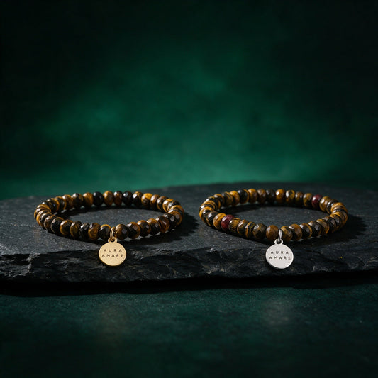 Kinder Tigerauge Armband in Gold und Silber von AURA AMARE vor tiefem Smaragdgrün