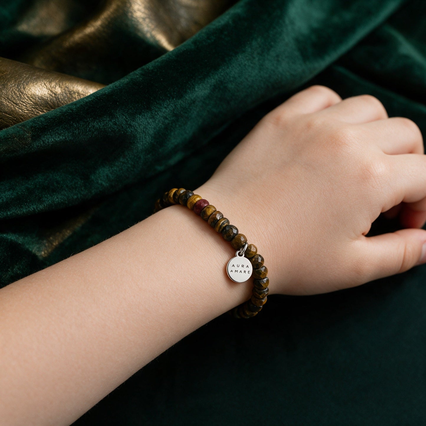 Kinder Tigerauge Armband in Silber am Handgelenk in einer eleganten Anwendungsszene