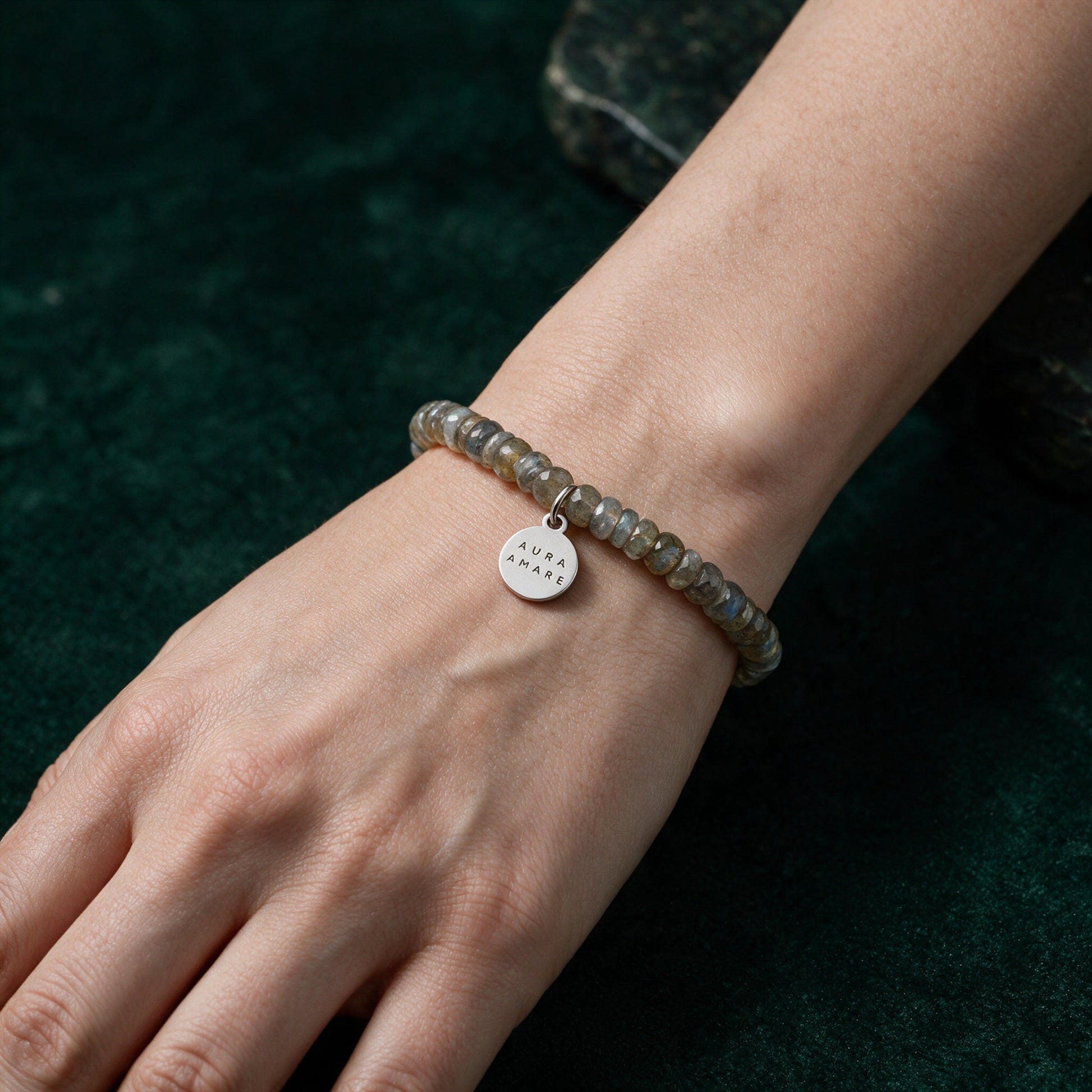 Labradorit Armband in Silber am Handgelenk in einer eleganten Anwendungsszene