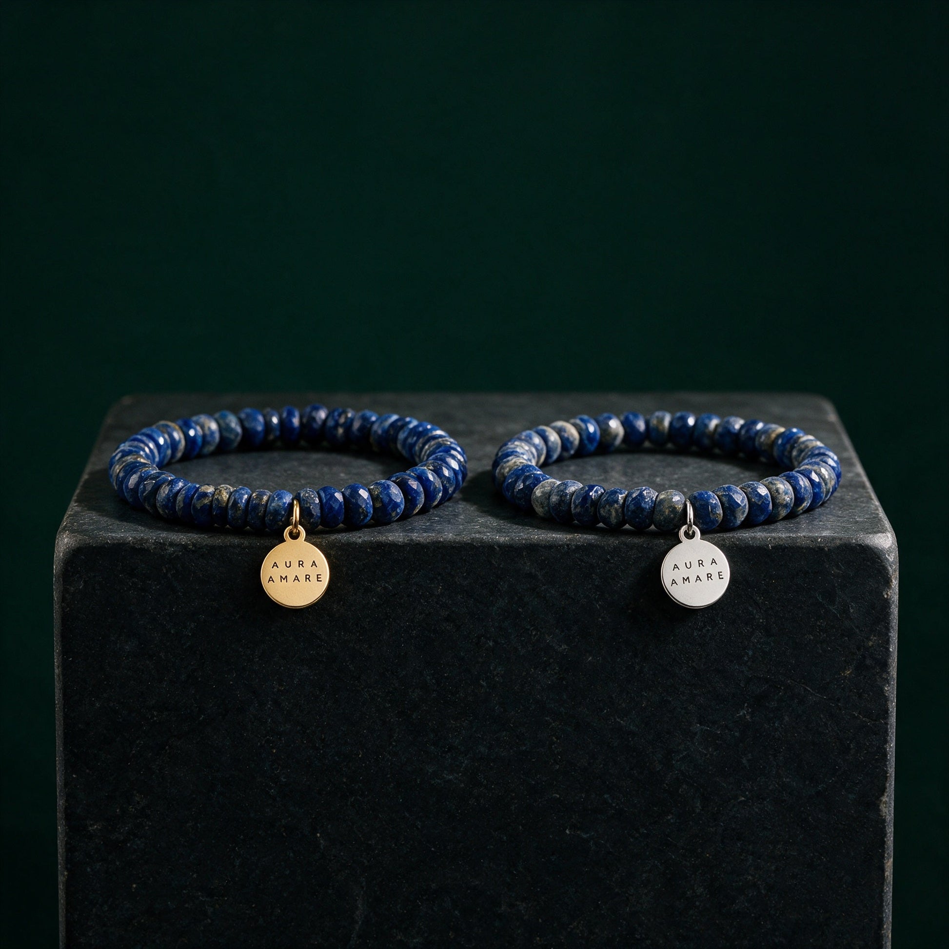 Lapislazuli Armband in Gold und Silber von AURA AMARE vor tiefem Smaragdgrün