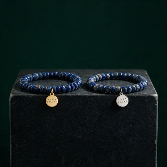 Lapislazuli Armband in Gold und Silber von AURA AMARE vor tiefem Smaragdgrün