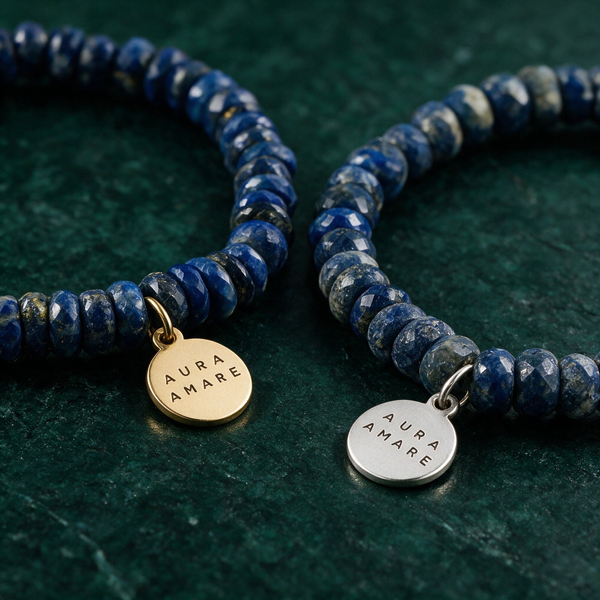 Detailansicht des Lapislazuli Armband mit originalgetreuen Edelsteinperlen und Schmuckelementen