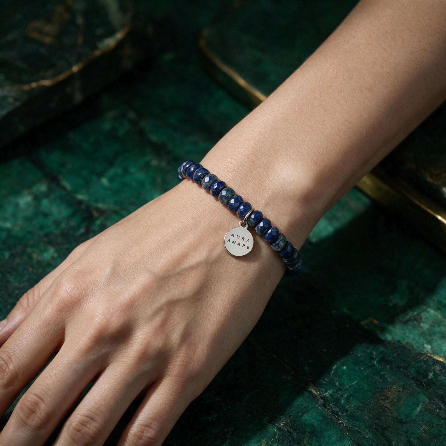Lapislazuli Armband in Silber am Handgelenk in einer eleganten Anwendungsszene