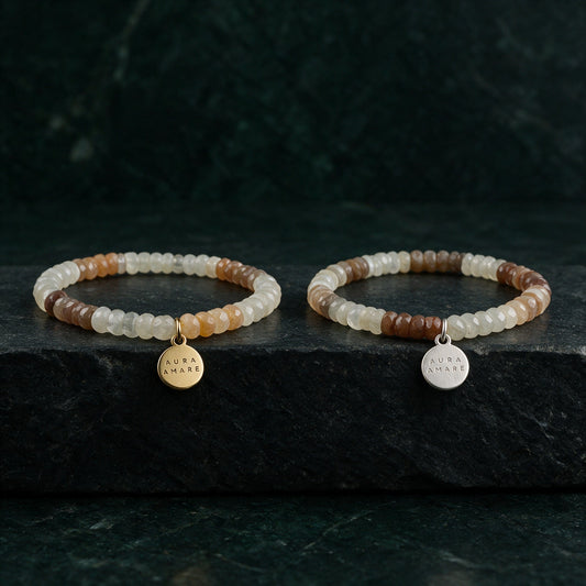 Mondstein Armband in Gold und Silber von AURA AMARE vor tiefem Smaragdgrün