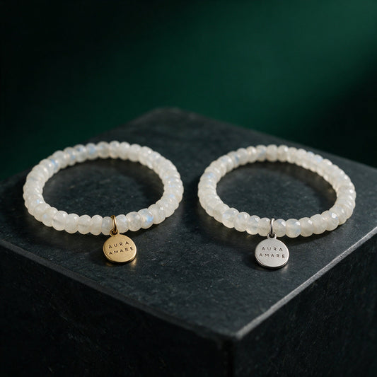 Regenbogen-Mondstein Armband in Gold und Silber von AURA AMARE vor tiefem Smaragdgrün