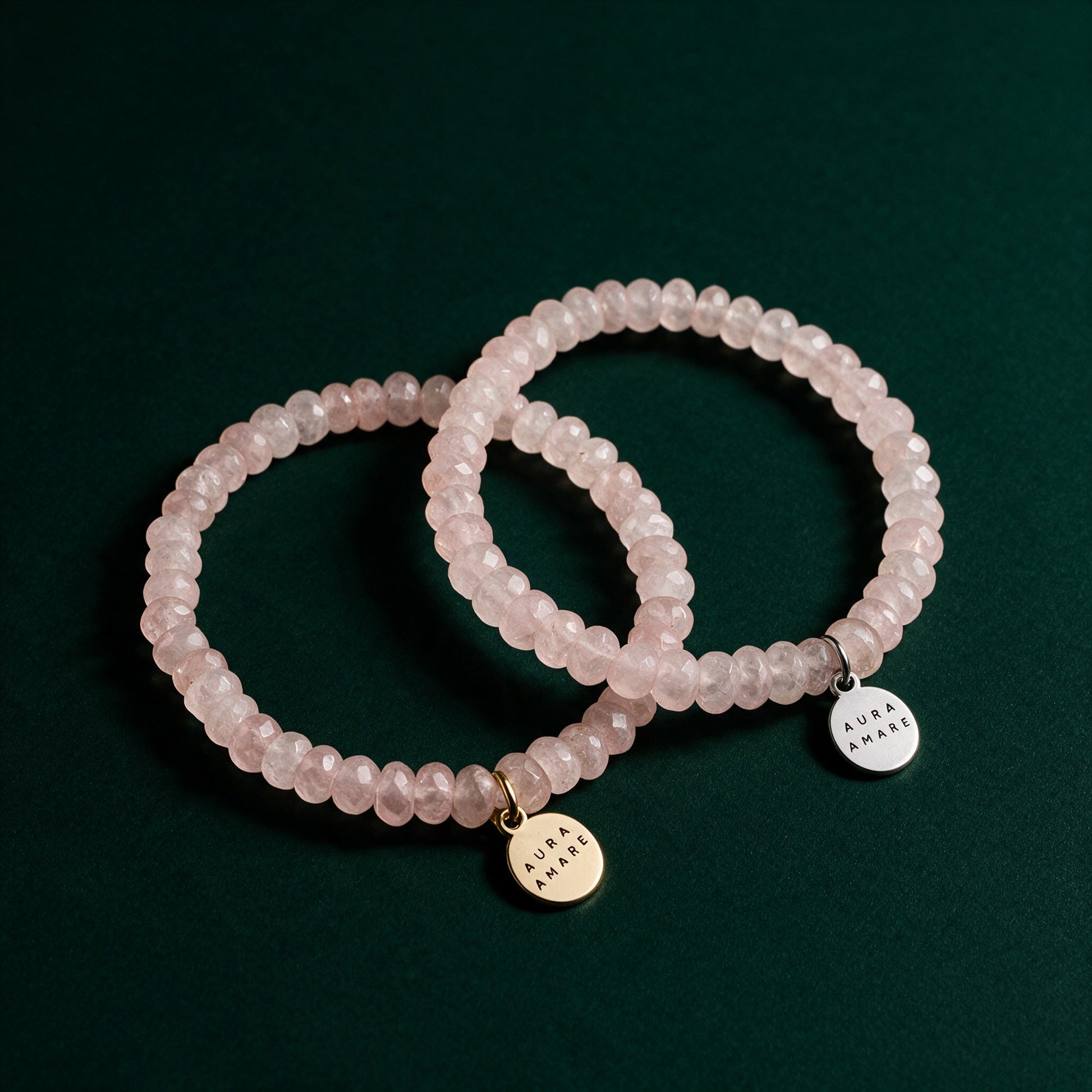 Detailansicht des Rosenquarz Armband mit originalgetreuen Edelsteinperlen und Schmuckelementen