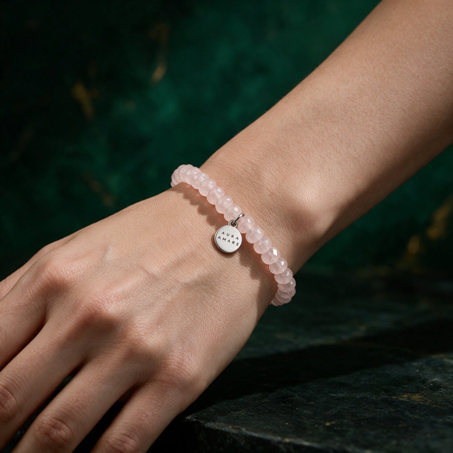Rosenquarz Armband in Silber am Handgelenk in einer eleganten Anwendungsszene