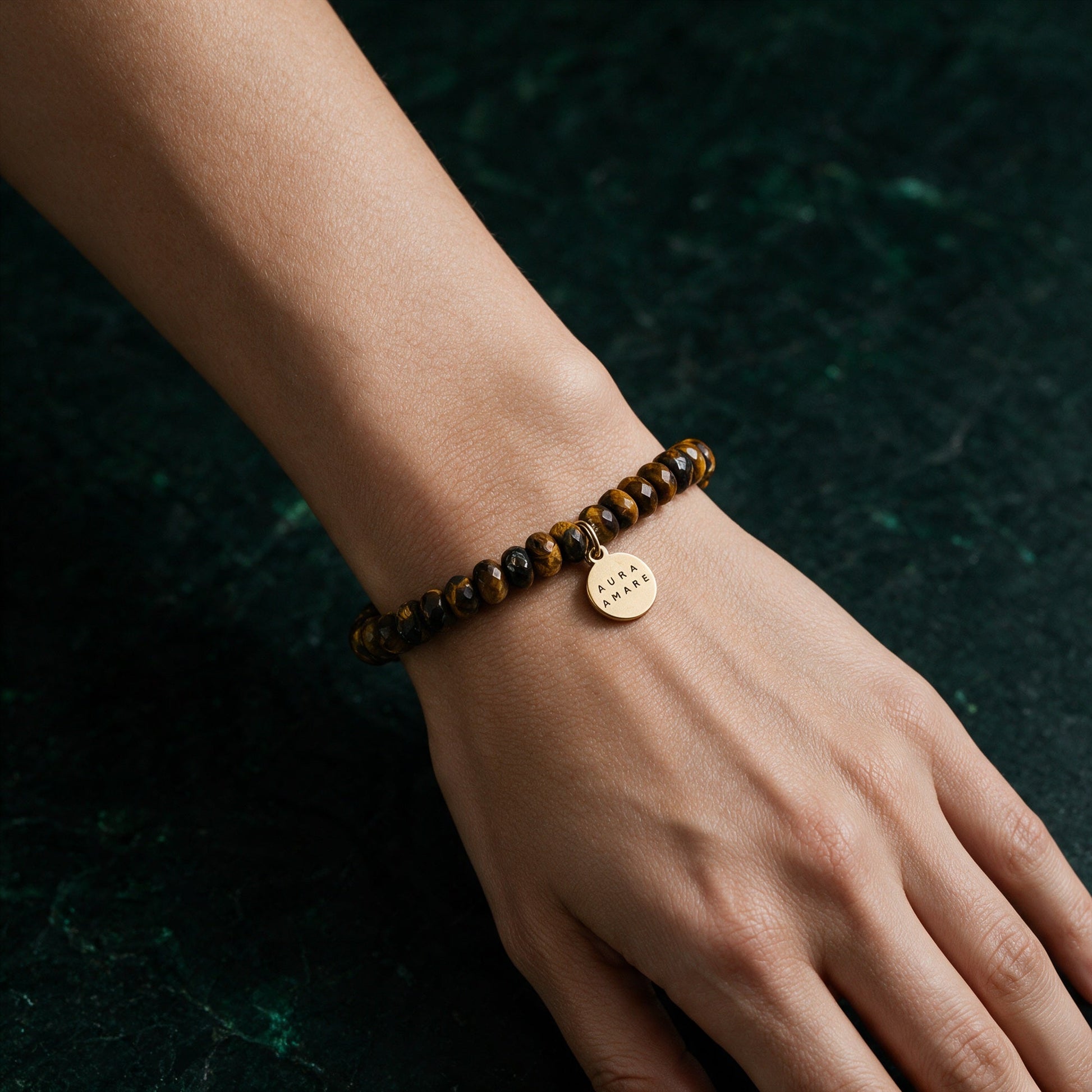 Tigerauge Armband in Gold am Handgelenk in einer eleganten Anwendungsszene