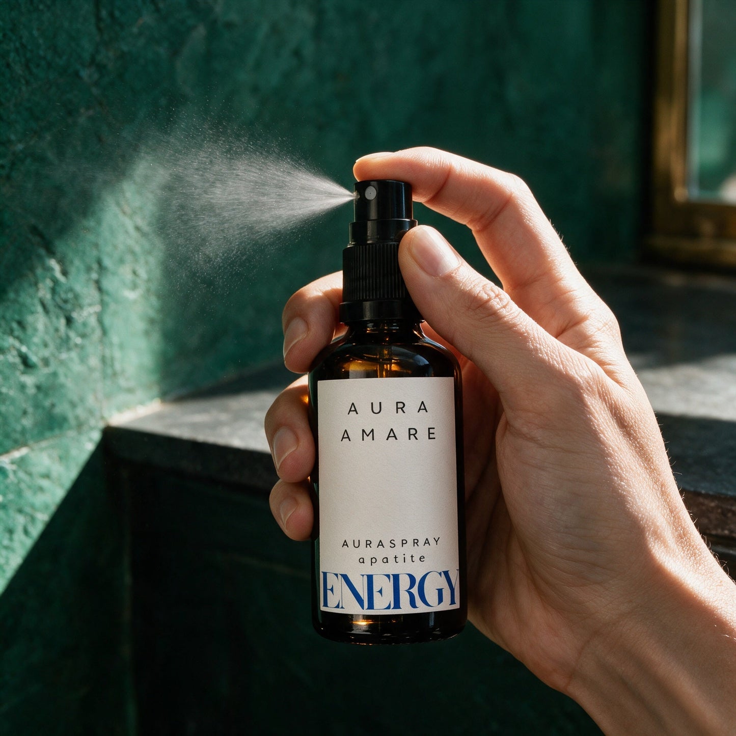 Auraspray ENERGY von AURA AMARE wird aus der 50-ml-Flasche fein in die Luft gesprüht