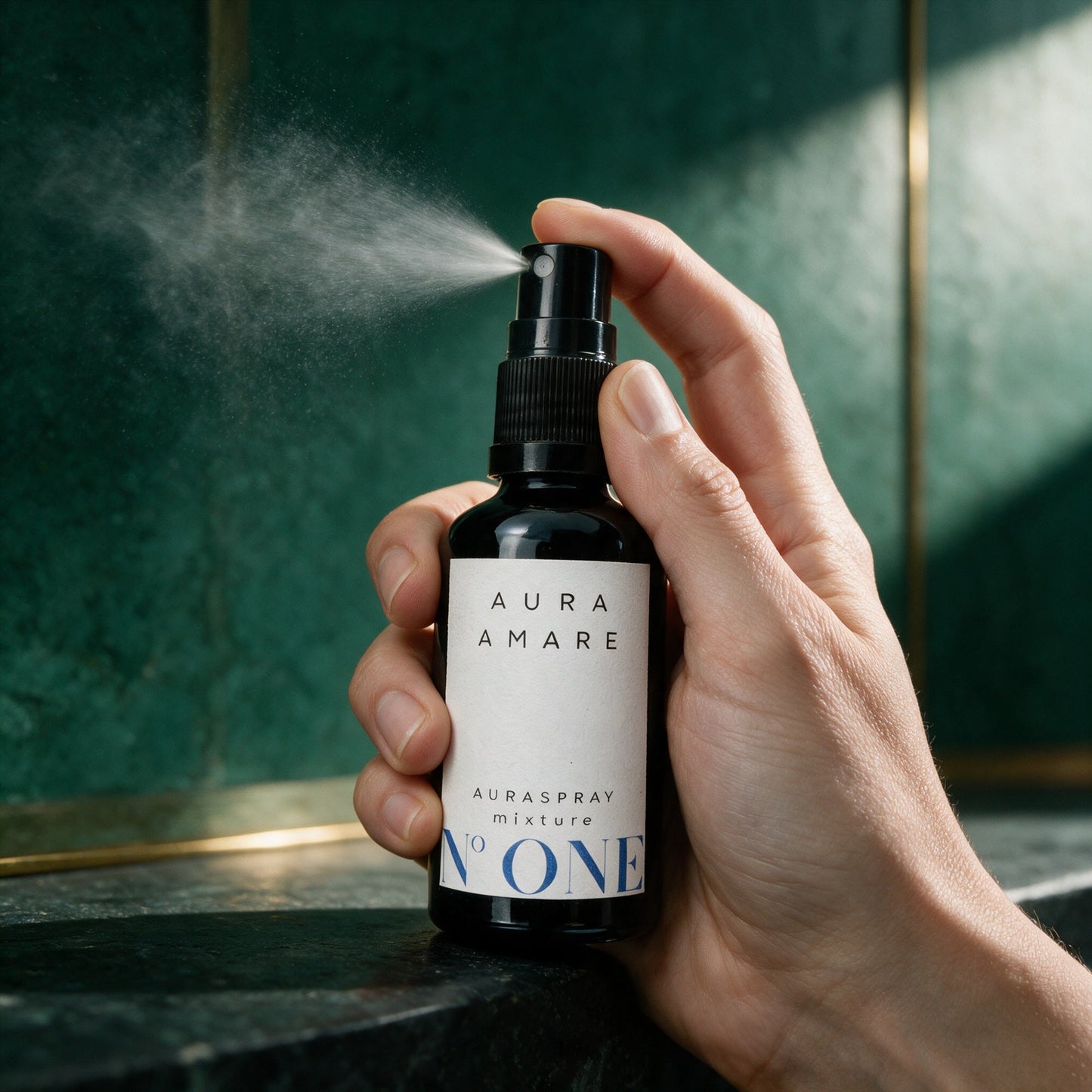 Auraspray N° ONE von AURA AMARE wird aus der 50-ml-Flasche fein in die Luft gesprüht