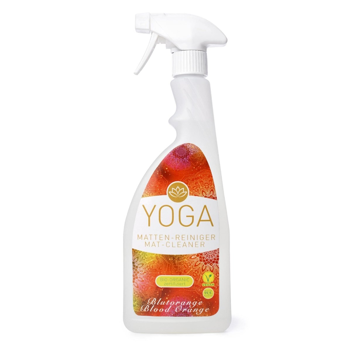 Yogamattenreiniger wird auf eine ausgerollte Yogamatte gesprüht
