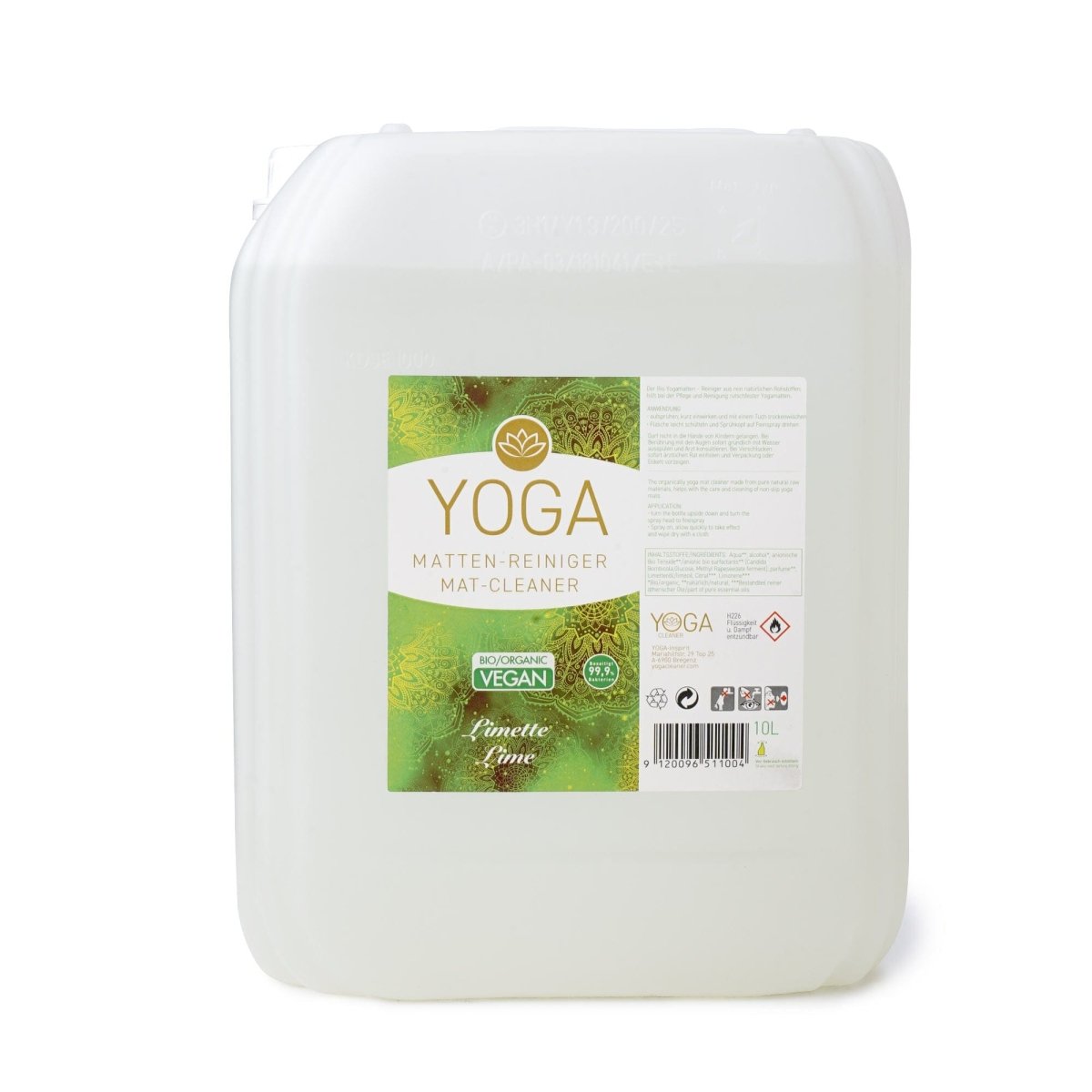 Yogamatte wird nach dem Sprühen mit einem Tuch trocken gewischt