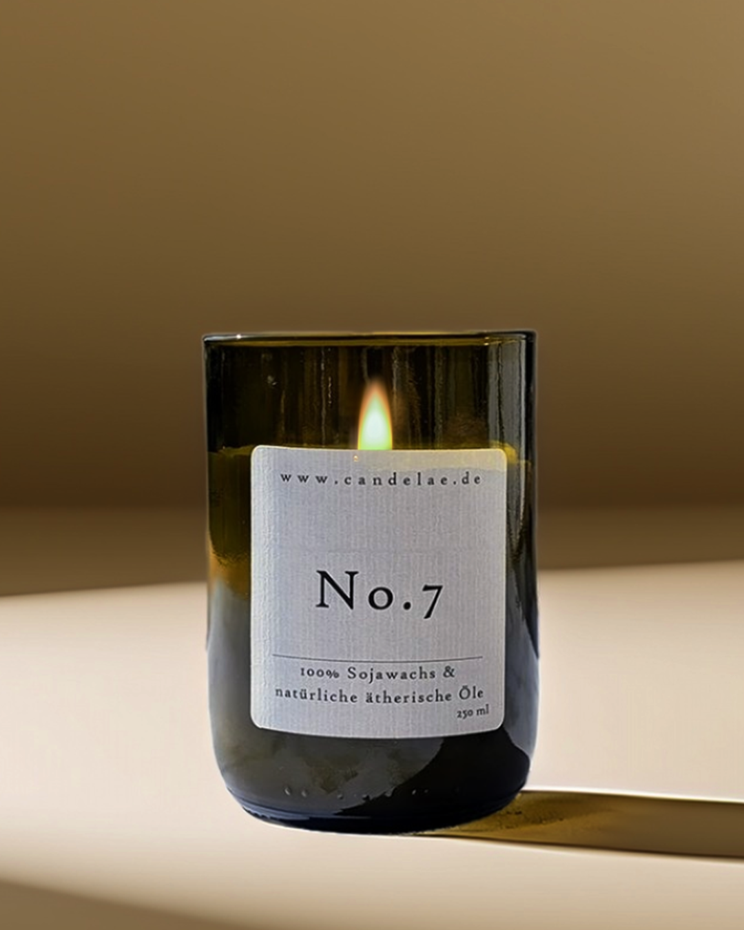 No.7 Duftkerze von Candelae aus veganem Sojawachs in recycelter Weinflasche, 250 ml