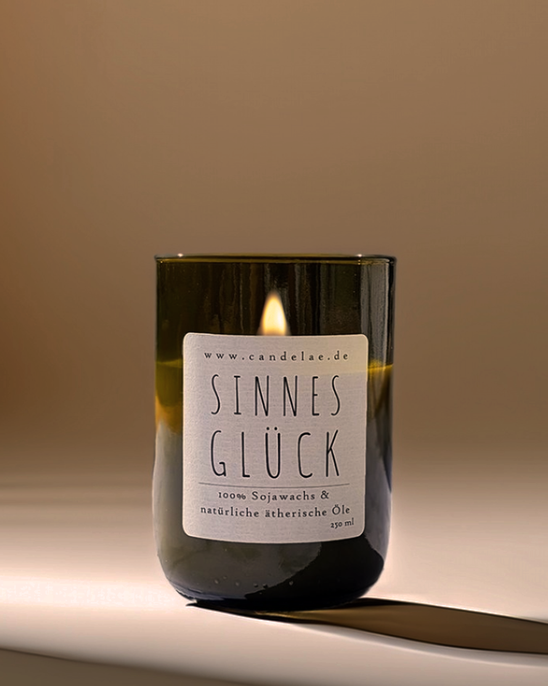 Sinnesglück Duftkerze von Candelae aus veganem Sojawachs im Weinglas, 250 ml