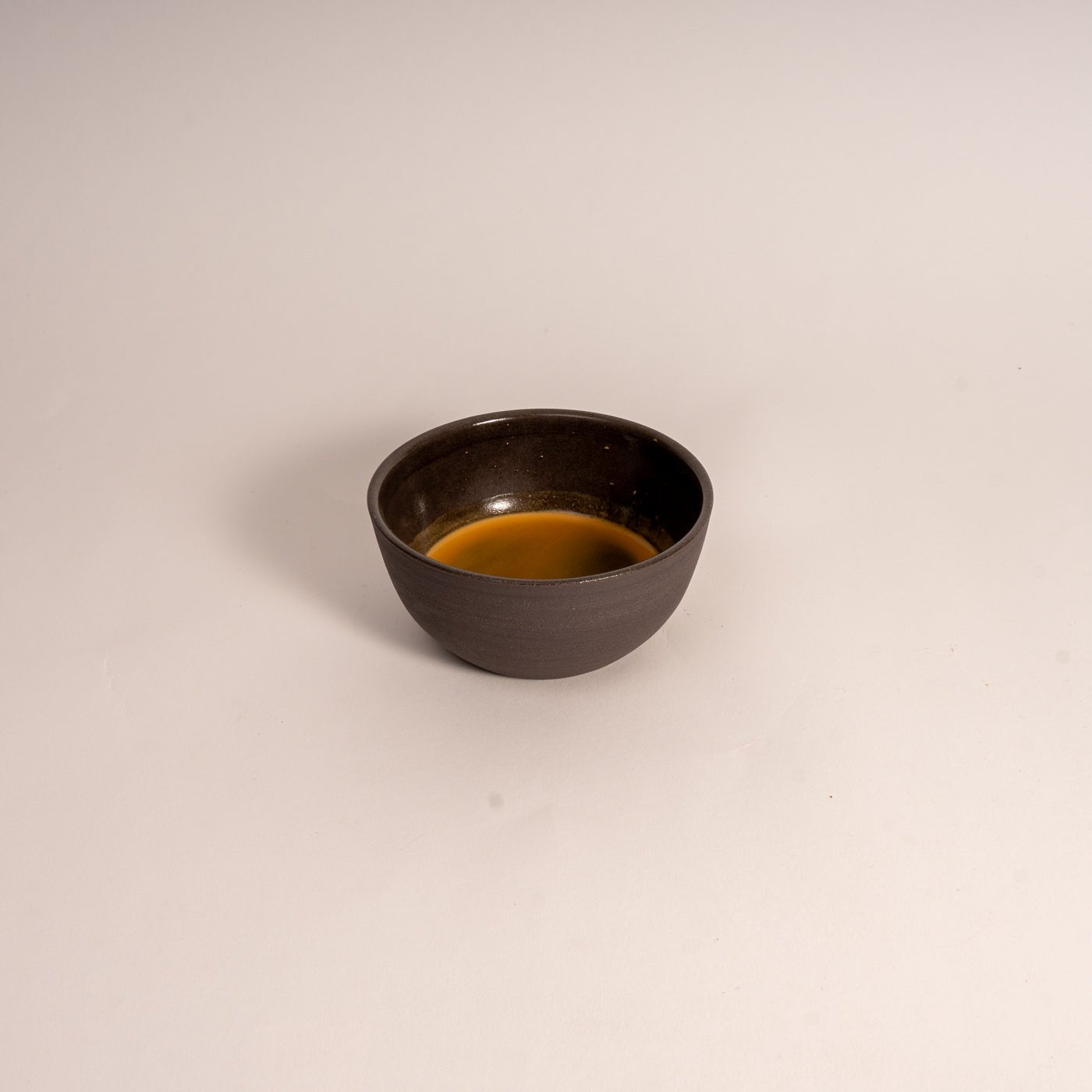 KUMO Cappuccino Tasse grau-schwarz – dunkles Steinzeug, weitere Produktansicht