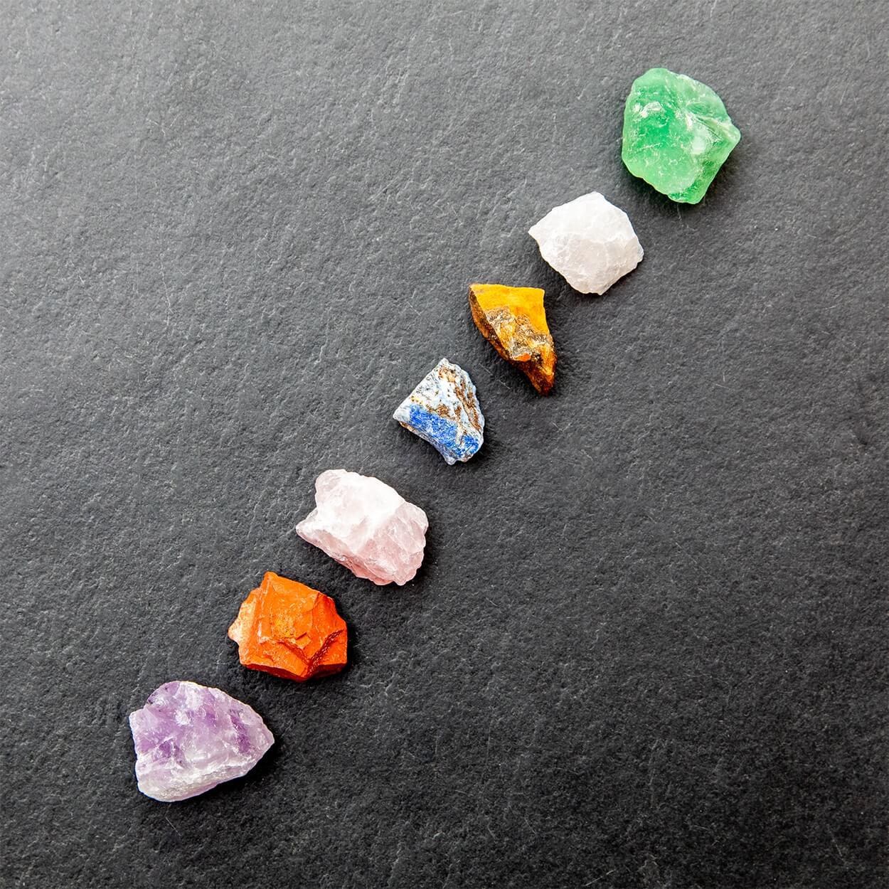 Chakra Rohsteine mit ca. 4 cm Größe im Vergleich