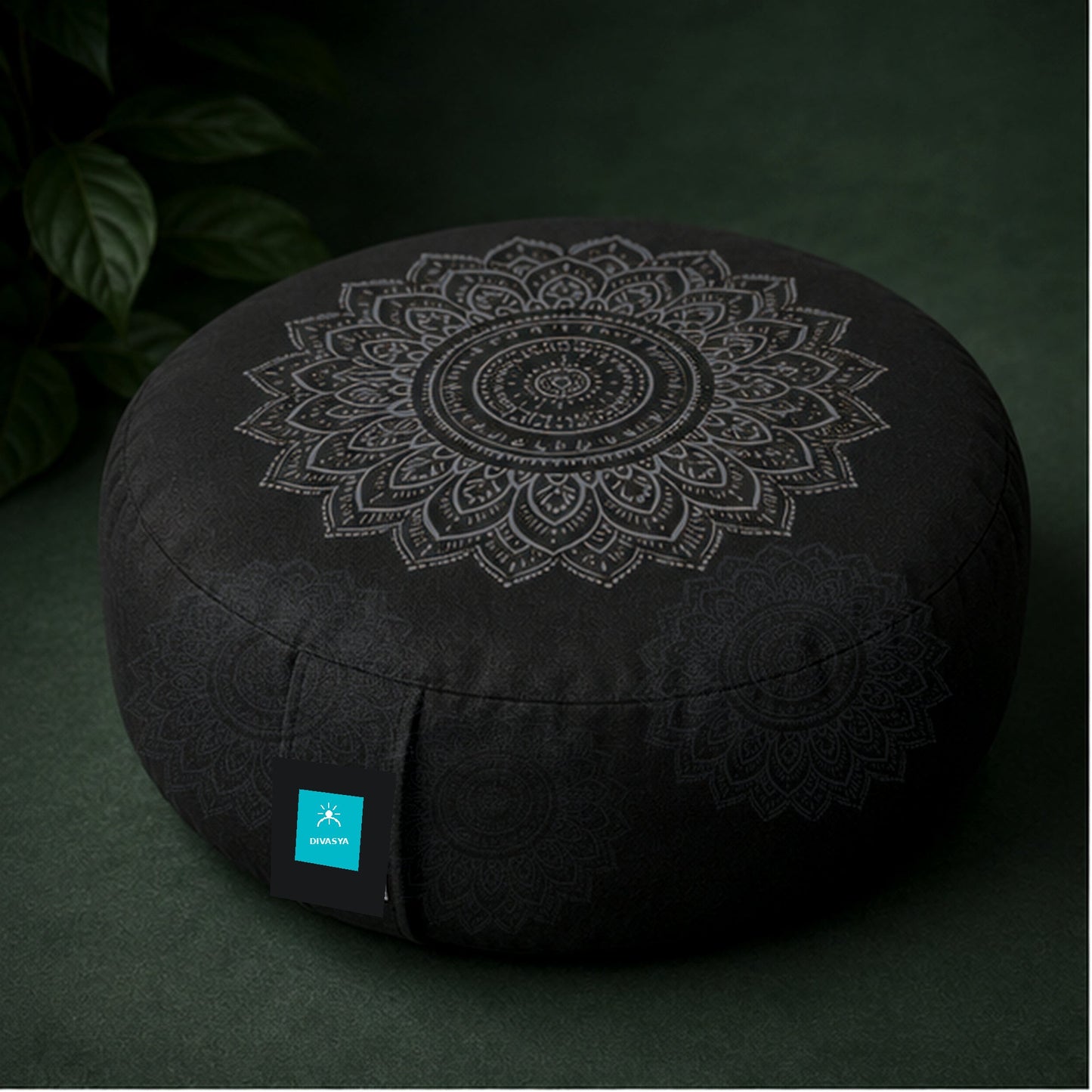 Divasya-Yoga Meditationskissen Mandala rund auf dunkelgrünem Temple-of-Desire-Hintergrund