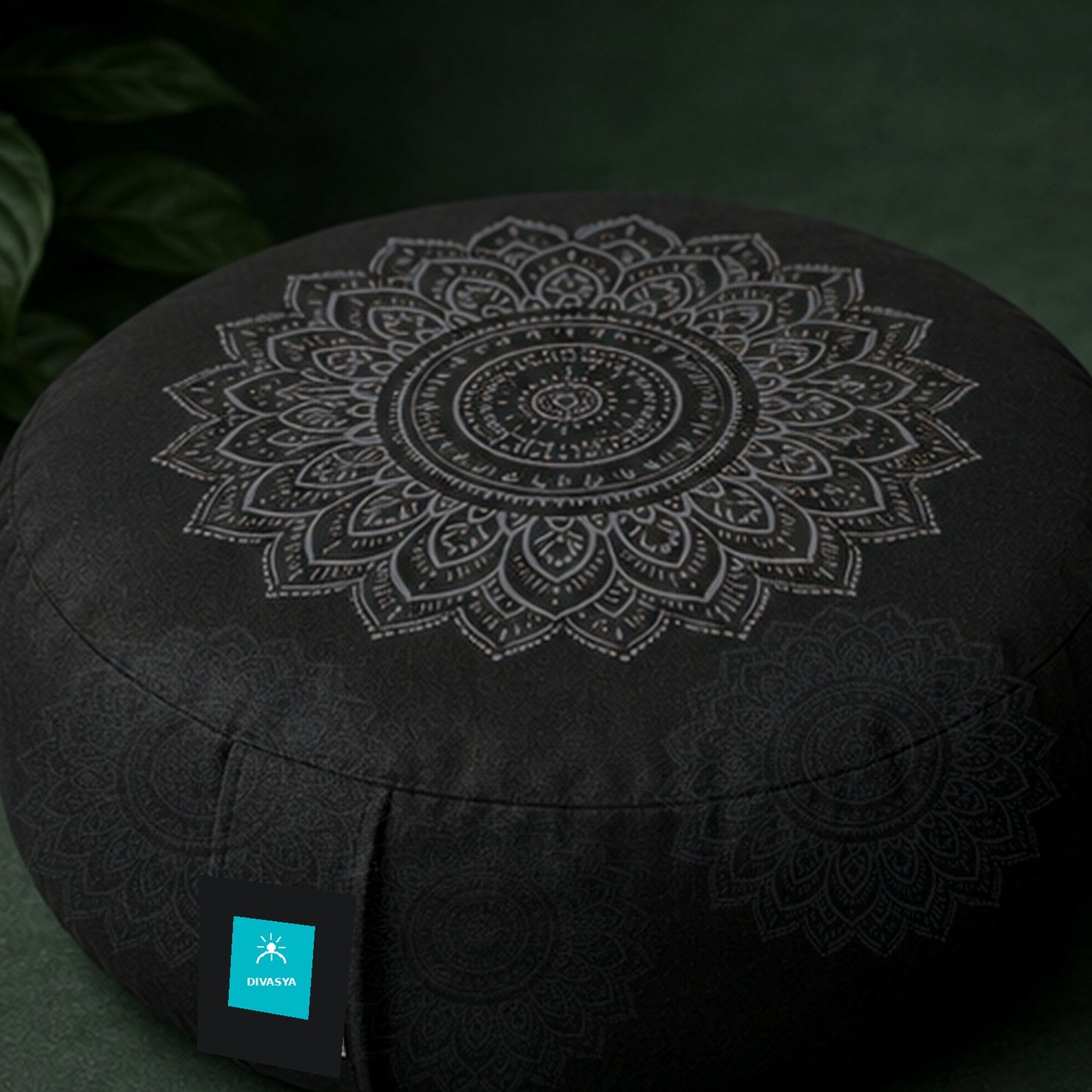 Detailansicht des echten Mandala-Aufdrucks auf dem runden Divasya-Yoga Meditationskissen vor dunkelgrünem Hintergrund