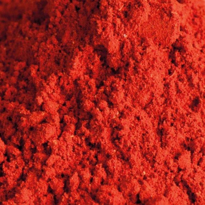 Drachenblut Pulver – leuchtend rotes Harzpulver in Nahaufnahme