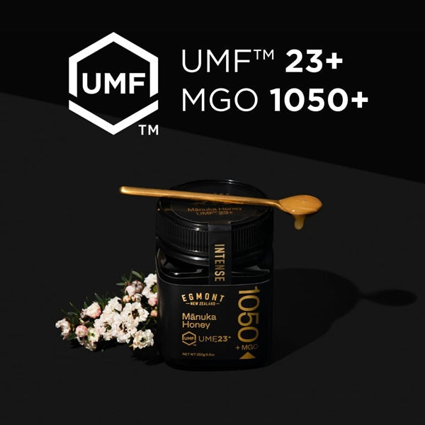 Egmont Manuka Honig UMF 23+ MGO 1050+ mit Holzlöffel und Manukablüten