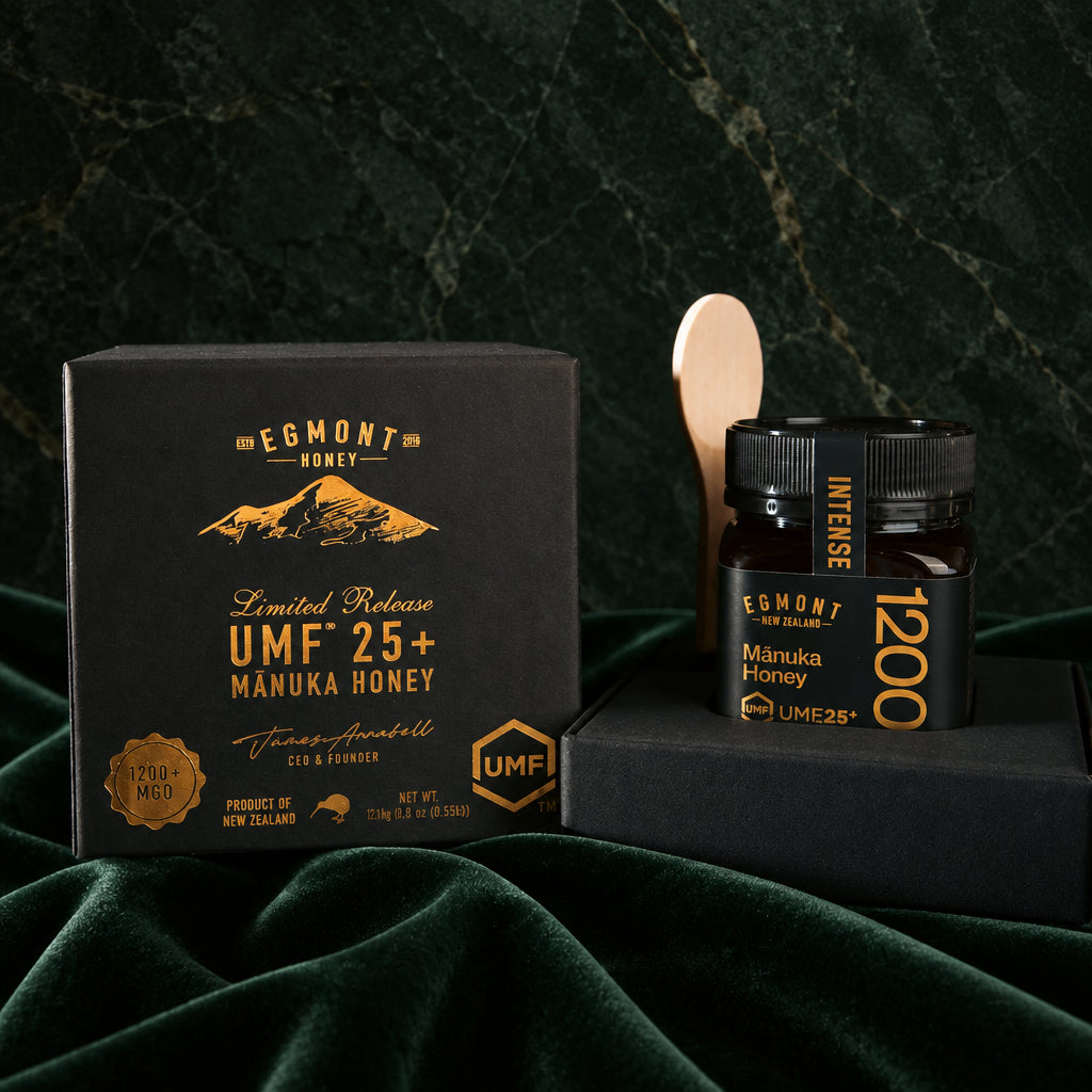 Egmont Manuka Honey UMF 25+ MGO 1200+ mit schwarzer Geschenkbox und Holzlöffel auf dunkelgrünem Samt