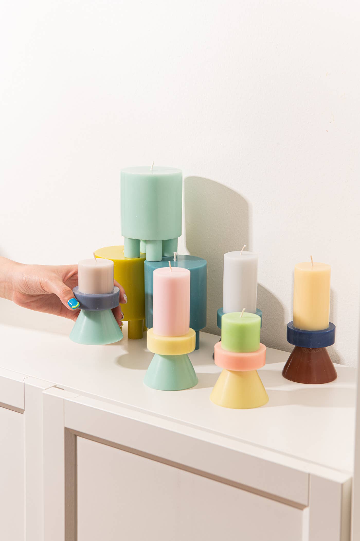 Stack Candle Mini von Nula haus – Größenvergleich in der Hand