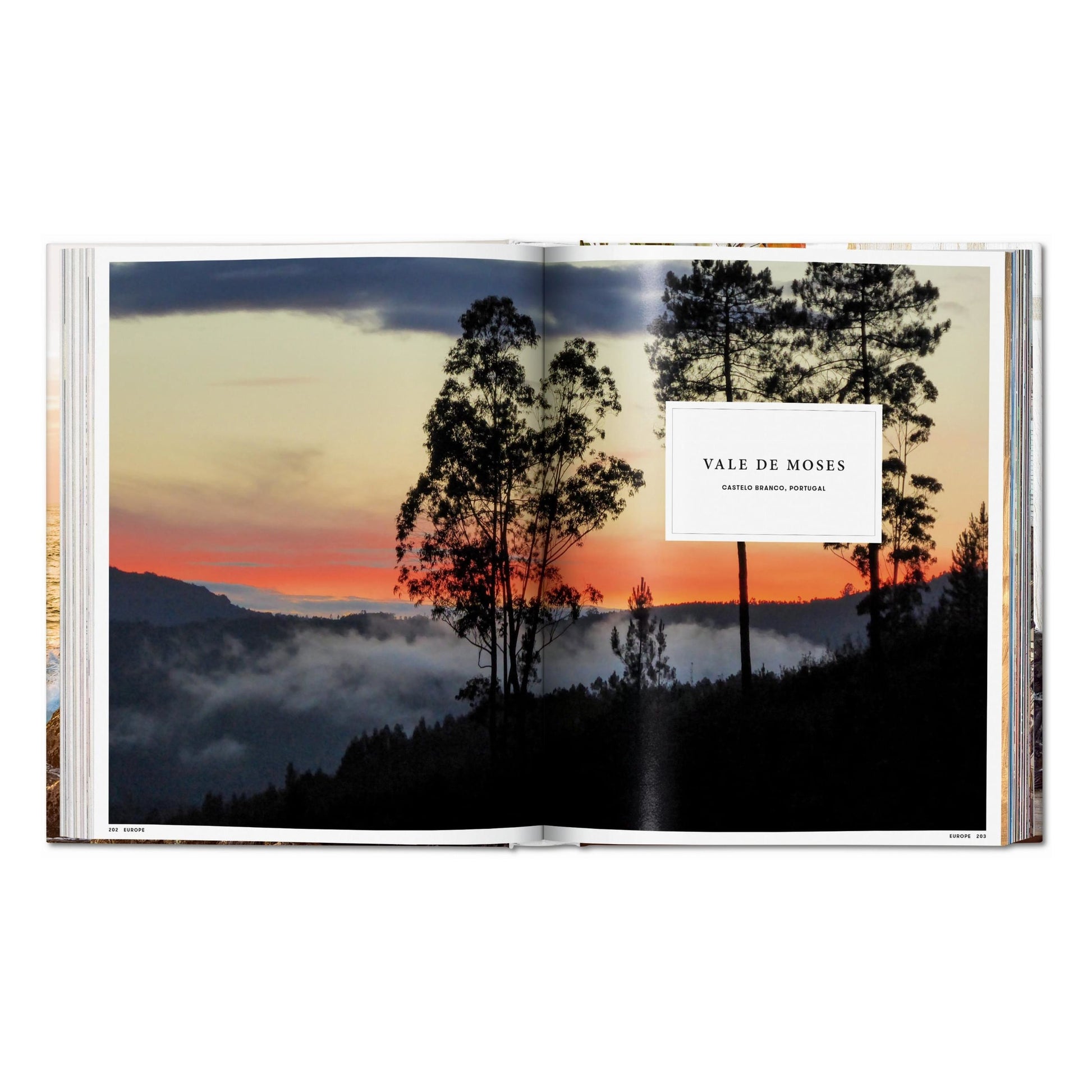 Doppelseite mit Yoga-Retreat in tropischer Natur aus Great Escapes Yoga