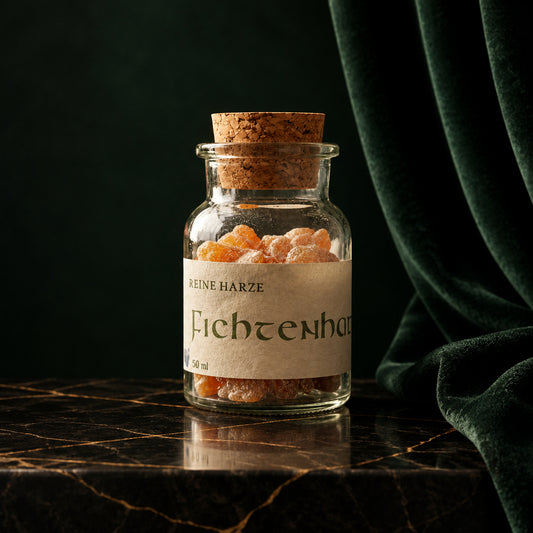 Fichtenharz von Ritualmanufaktur im Glas mit Korken auf einem Holztisch mit Tannenzweigen