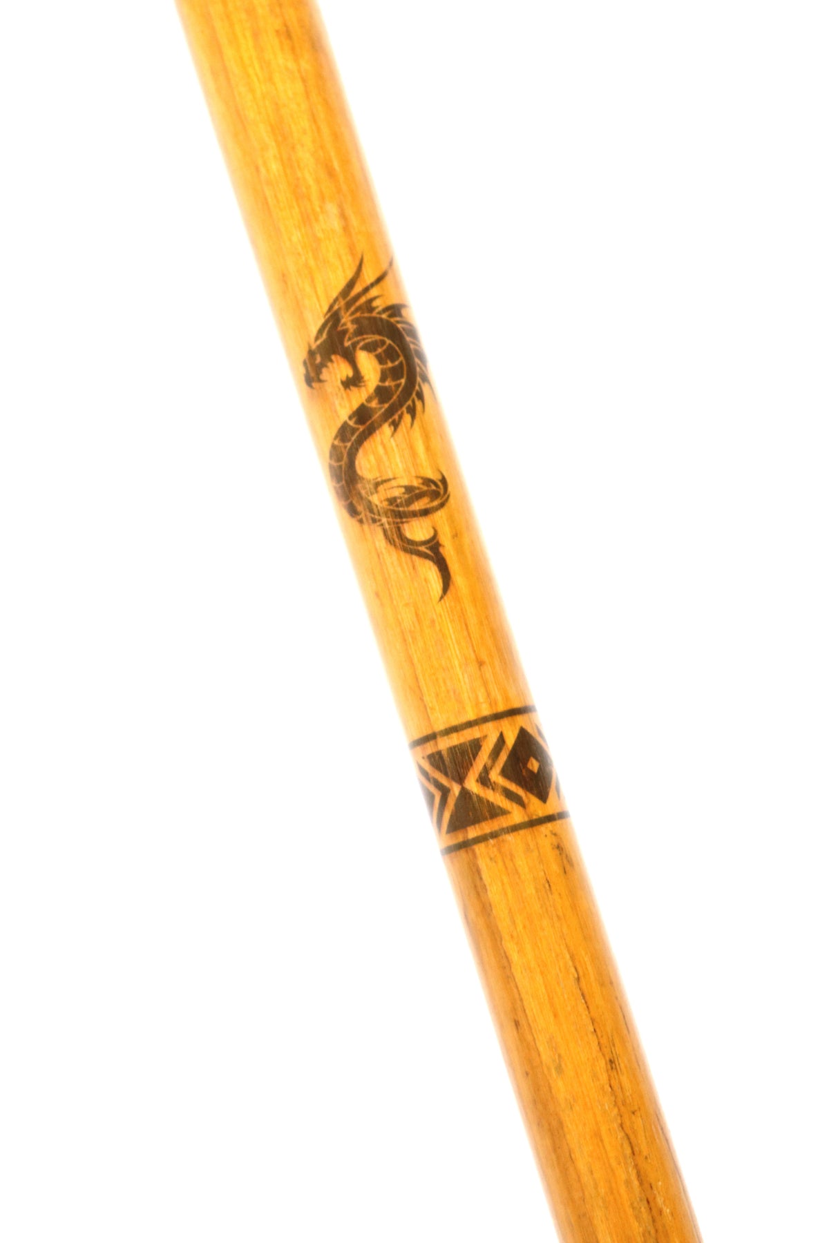 Nahaufnahme des gebrannten Drachenmotivs auf dem Rattan-Stock